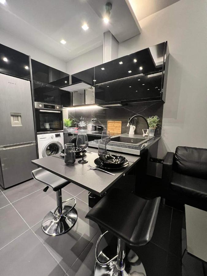 Luxury Black And White Interior Apartments Каламата Экстерьер фото