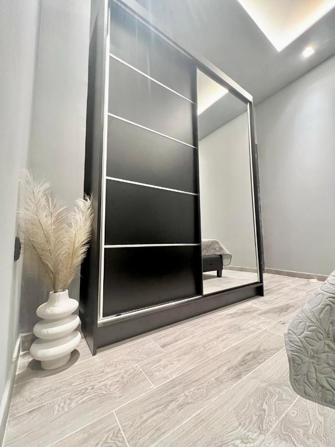 Luxury Black And White Interior Apartments Каламата Экстерьер фото