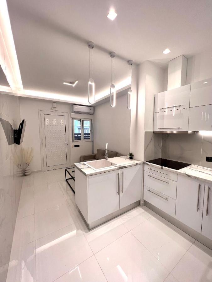 Luxury Black And White Interior Apartments Каламата Экстерьер фото